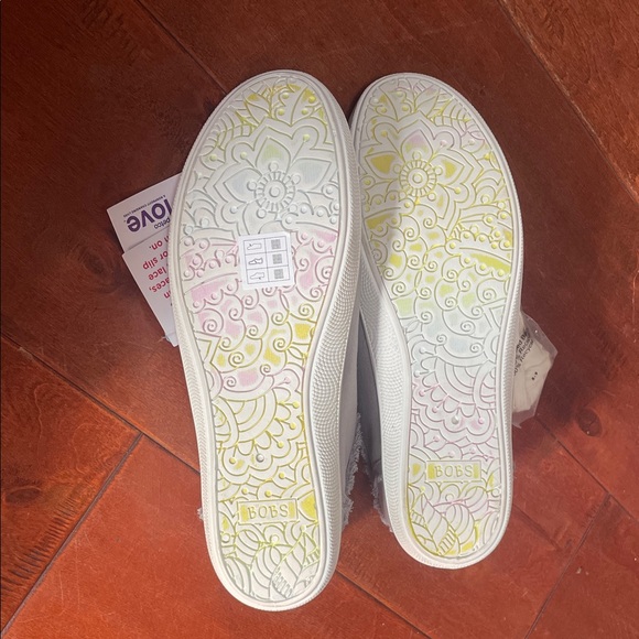 NWT BOBS by Skechers Women's Light Gray Sneakers with Rose Gold Accents - Picture 3 of 6